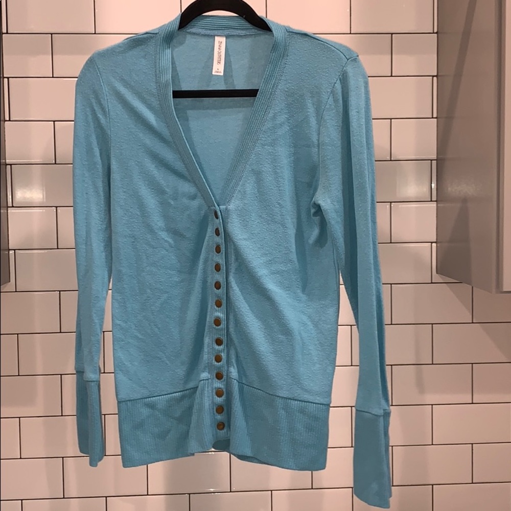 Zenna Outfitters blue button accent front cardigan